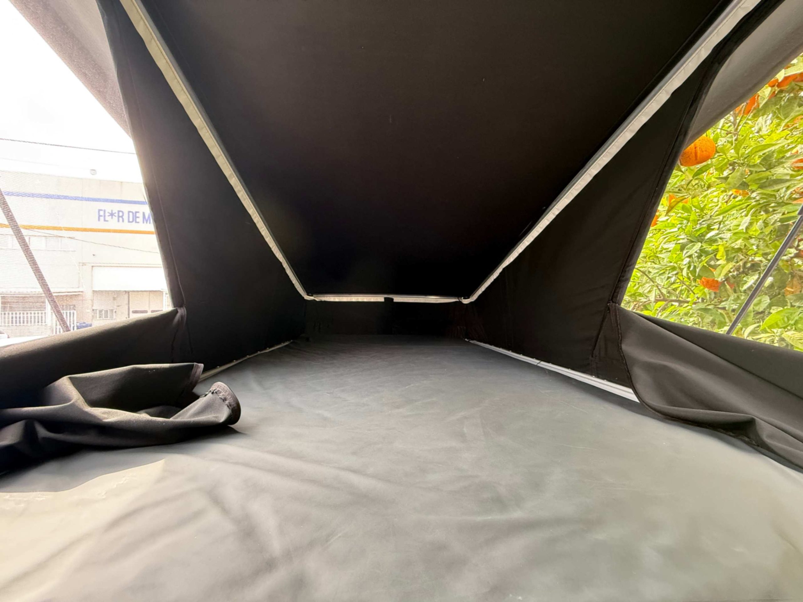 White Compact Sky - Imagen 4